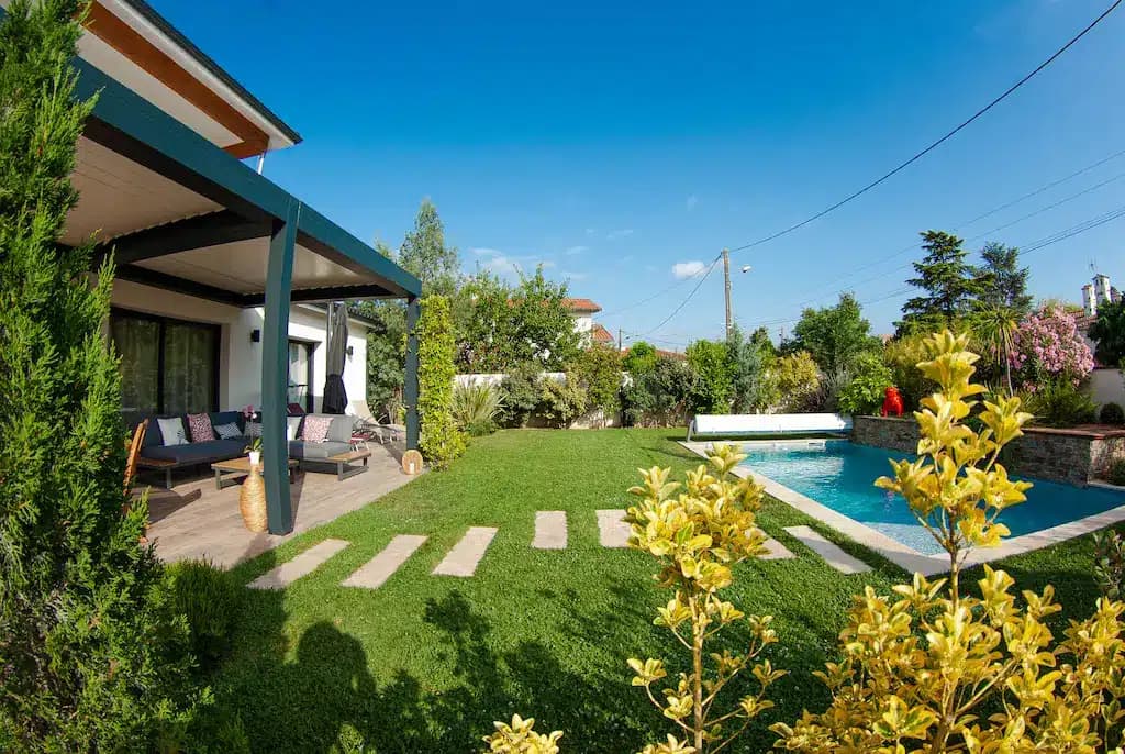 Jardin et piscine d’une maison contemporaine à Castelmaurou.