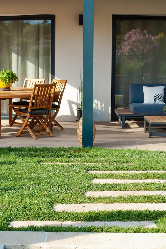 Terrasse extérieure et jardin d’une maison à Castelmaurou.
