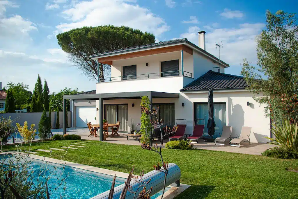 Maison à étage à Castelmaurou avec terrasse couverte, balcon, jardin et piscine.