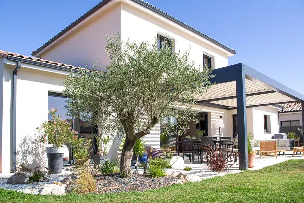 Pergola et jardin d’une maison contemporaine à Gragnague.