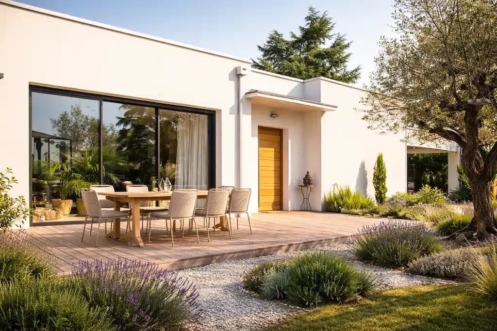 Maison contemporaine de plain-pied ouverte sur une terrasse en bois et un jardin à Albi.