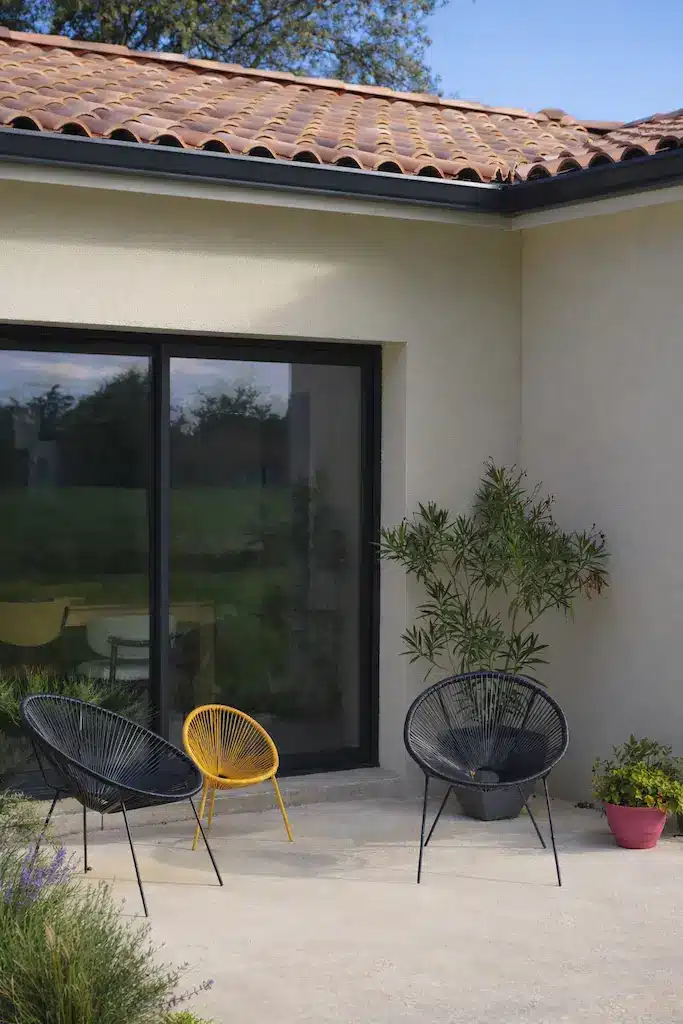 Terrasse et grande baie vitrée d’une maison de plain-pied à Albi.