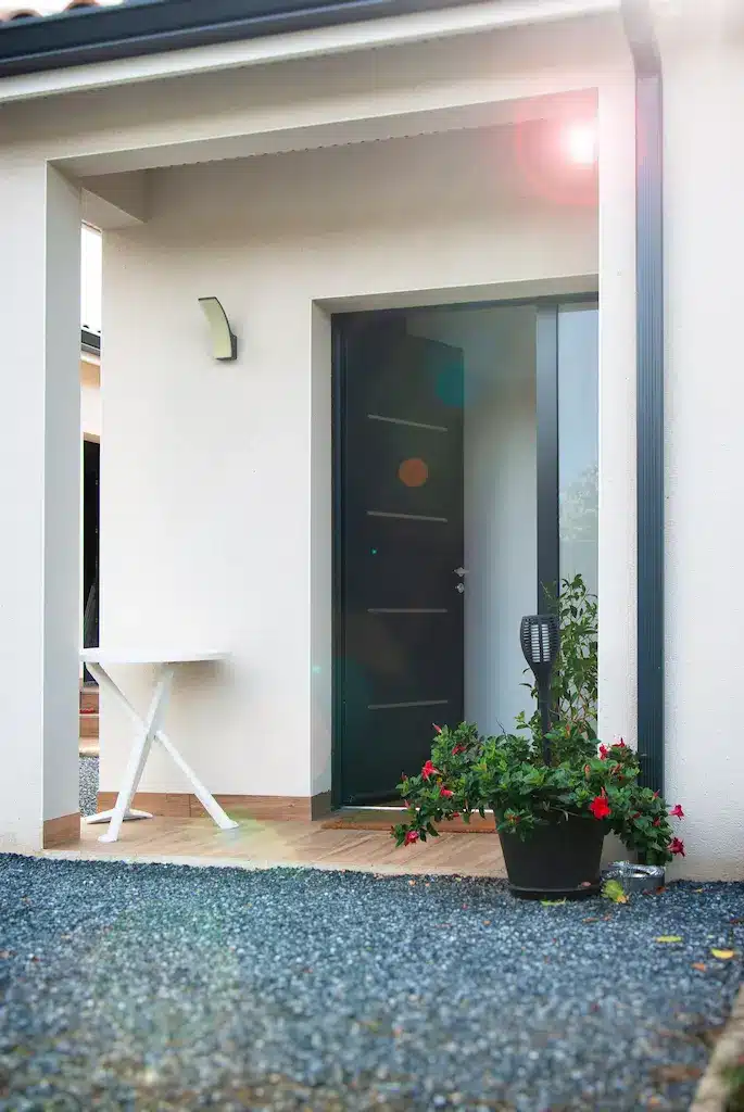 Porche d’entrée d’une maison contemporaine de plain-pied.