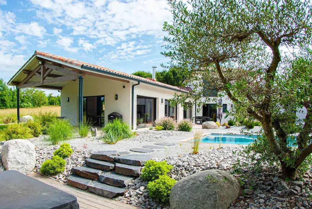 Terrasse couverte et piscine d’une maison à Rouffiac-Tolosan.