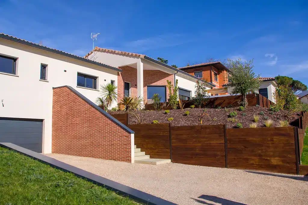 Accès garage d’une maison contemporaine à Rouffiac-Tolosan.