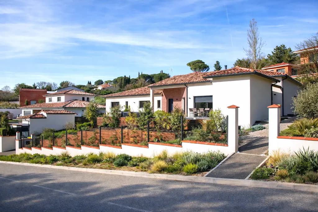 Façade avant d’une maison contemporaine à Rouffiac-Tolosan.