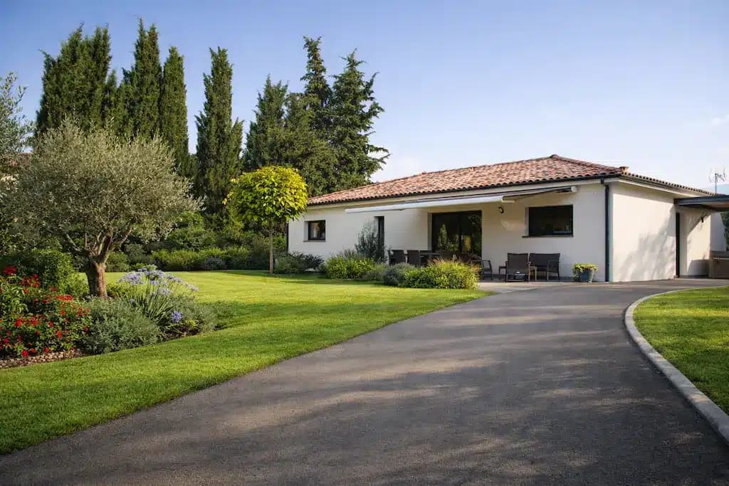 Maison contemporaine de 130 m² avec jardin paysager à Toulouse.