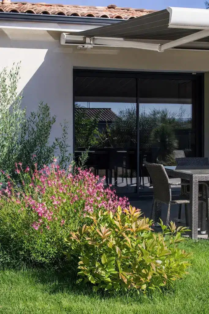 Terrasse et baie vitrée d’une maison familiale à Toulouse.