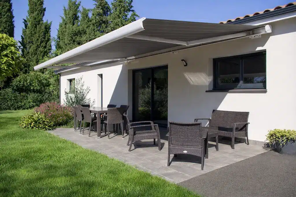 Terrasse couverte d’une maison contemporaine à Toulouse.