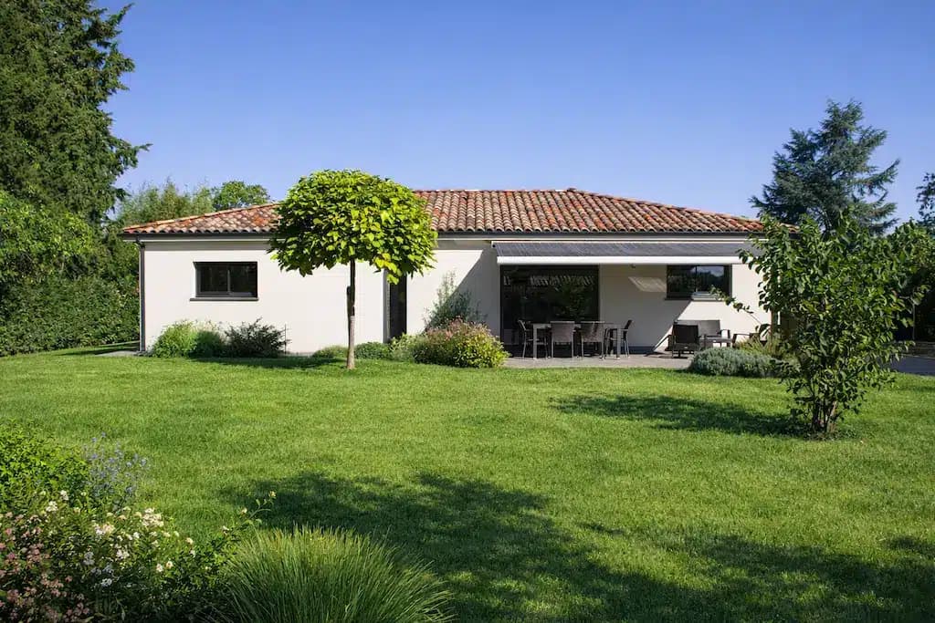 Façade d’une maison contemporaine à Toulouse avec étage partiel.