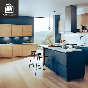 Cuisine contemporaine bleu nuit et bois clair avec îlot central, réalisée par CELIA Création dans une maison sur-mesure avec vue sur la nature