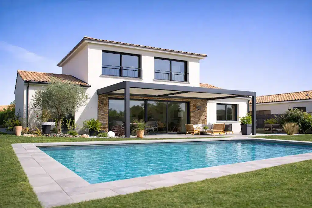 Construction d'une maison moderne avec piscine à Labège – CELIA Création Maison contemporaine à étage avec piscine conçue par CELIA Création à Labège, alliant modernité, toit en tuiles et grandes baies vitrées.