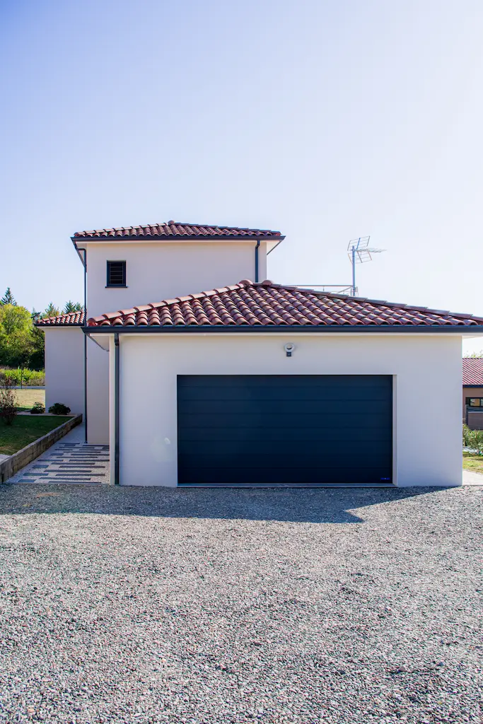 Maison contemporaine à étage avec garage et toit en tuiles réalisée par CELIA Création à Senouillac dans le Tarn.