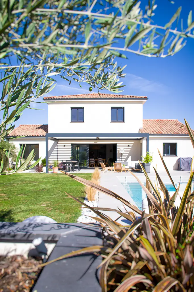 Maison contemporaine à étage avec piscine et jardin paysager réalisée par CELIA Création à Gragnague.