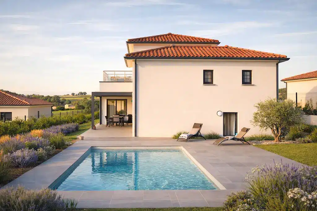 Maison contemporaine familiale avec étage et piscine réalisée par CELIA Création à Senouillac dans le Tarn, avec terrasse et toit en tuiles.