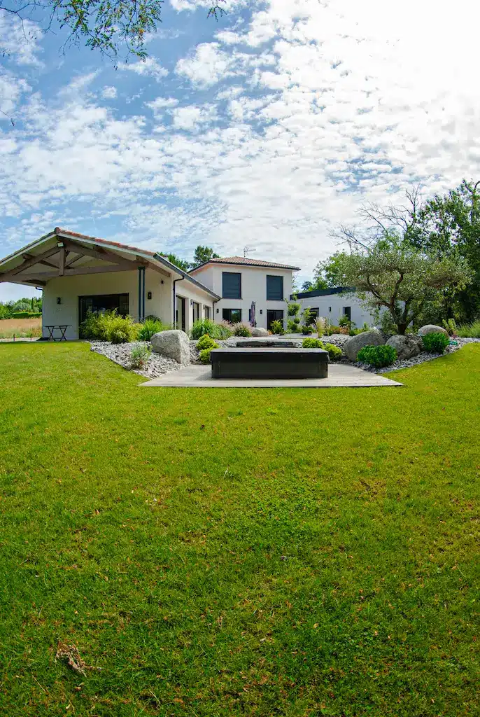 Maison contemporaine avec grand jardin paysager et piscine réalisée par CELIA Création à Rouffiac-Tolosan, maison familiale sur-mesure dans la région toulousaine