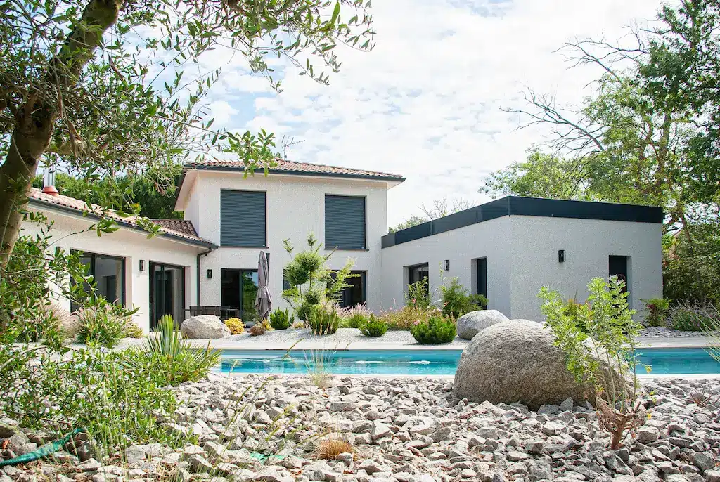 Maison contemporaine avec piscine et jardin paysager réalisée par CELIA Création à Rouffiac-Tolosan, maison familiale sur-mesure avec volumes modernes et grandes ouvertures