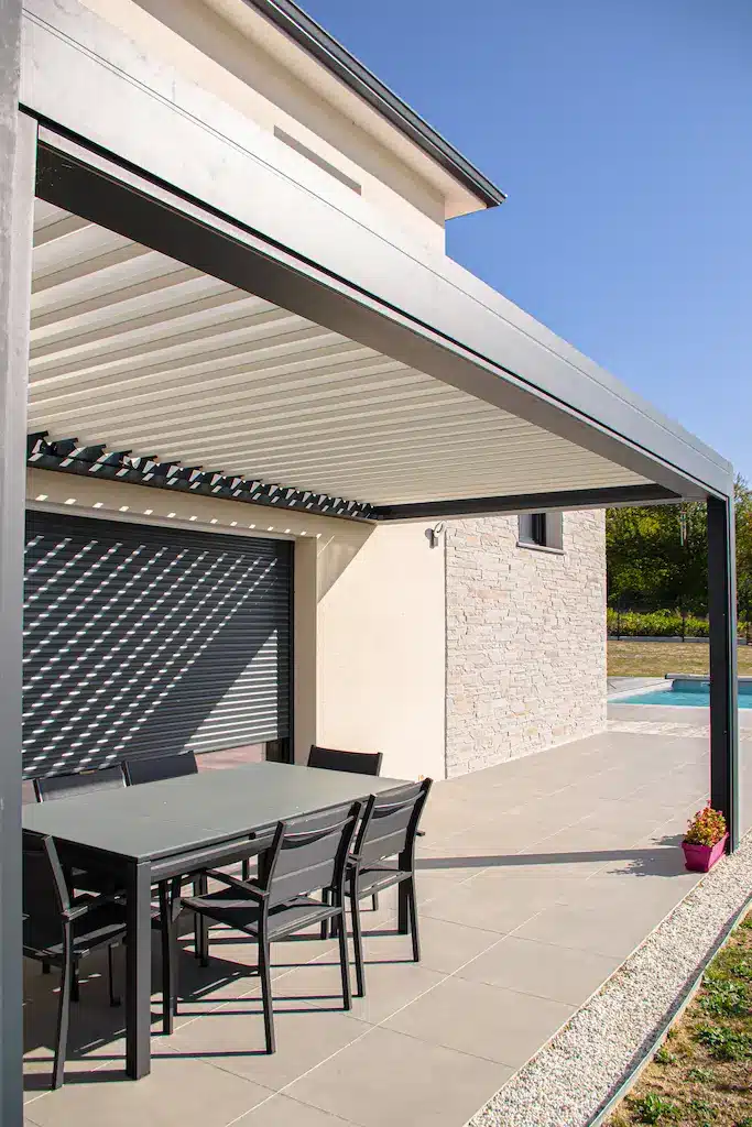 Terrasse avec pergola d’une maison contemporaine avec piscine réalisée par CELIA Création à Senouillac dans le Tarn.