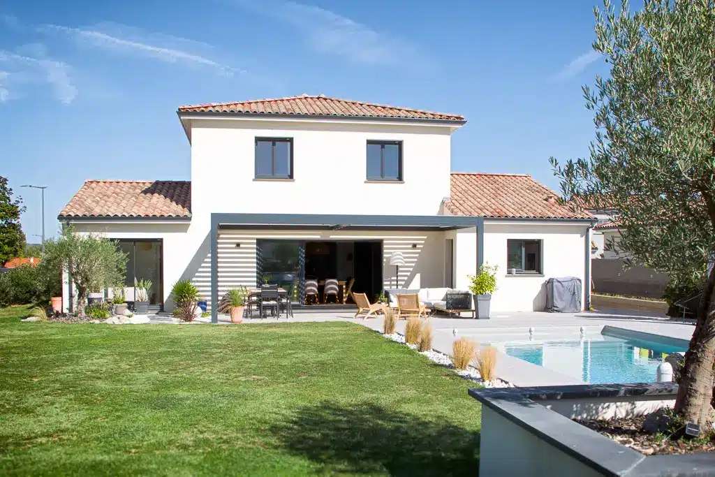 Maison contemporaine à étage avec jardin paysager et piscine réalisée par CELIA Création à Gragnague.
