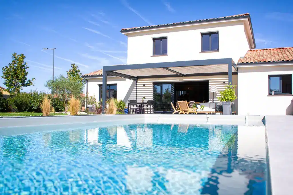 Maison contemporaine à étage avec piscine et terrasse pergola réalisée par CELIA Création à Gragnague.