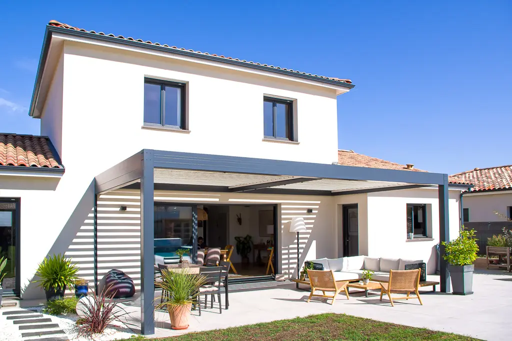 Maison contemporaine à étage avec grande terrasse et pergola bioclimatique réalisée par CELIA Création à Gragnague.