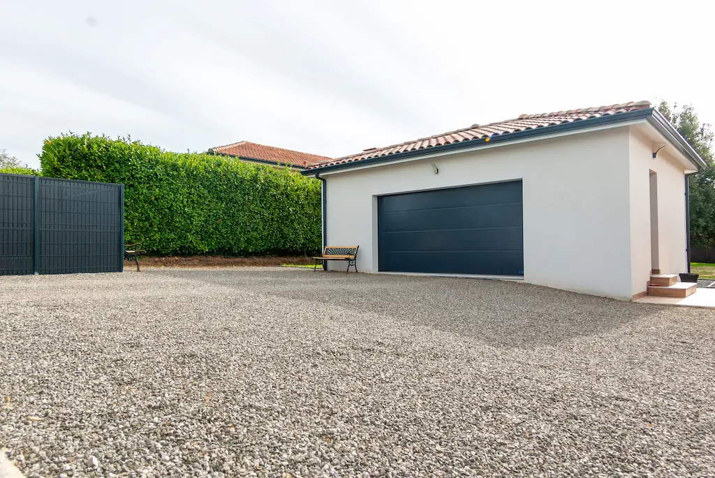 Garage indépendant d’une maison moderne de plain-pied réalisée par CELIA Création à Lapeyrouse-Fossat en Haute-Garonne