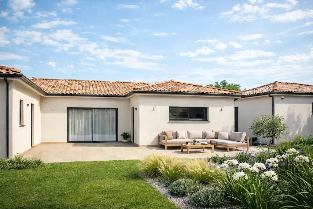 Maison moderne de plain-pied de 140 m² avec terrasse et jardin réalisée par CELIA Création à Lapeyrouse-Fossat en Haute-Garonne