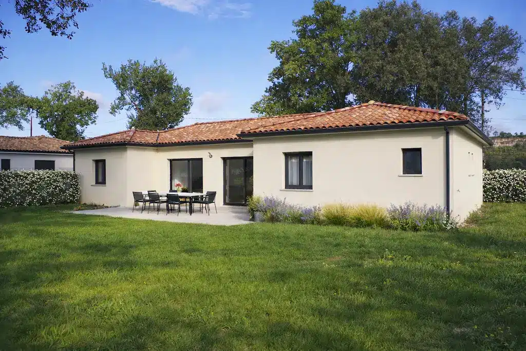 Maison individuelle de plain-pied de 125 m² avec terrasse et toit en tuiles réalisée par CELIA Création à Albi dans le Tarn