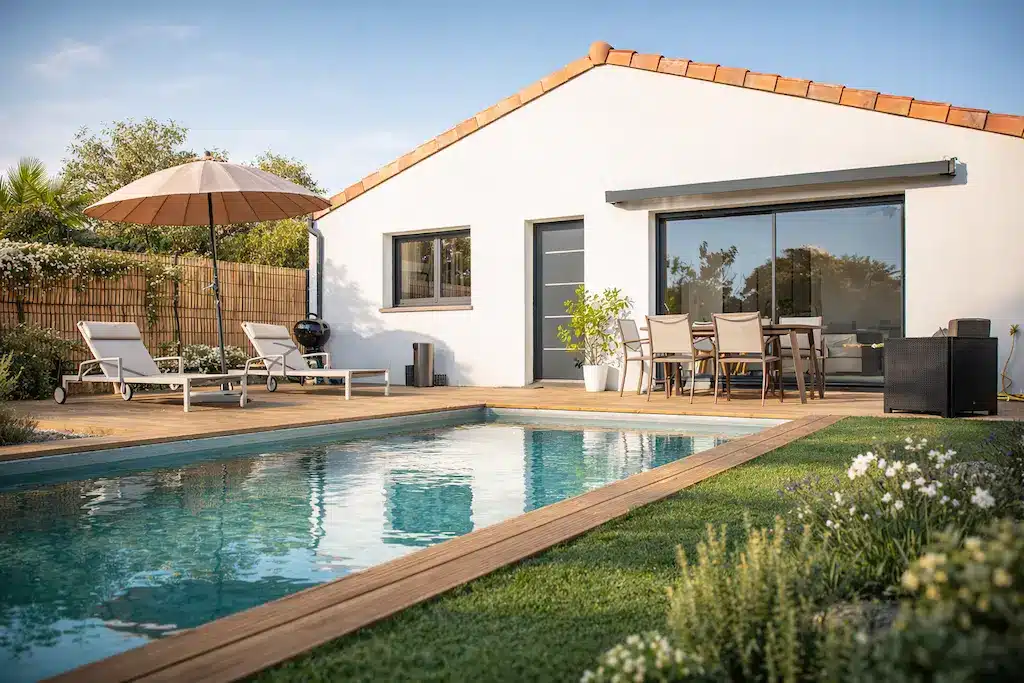 Maison moderne de plain-pied avec piscine et terrasse en bois réalisée par CELIA Création à Tournefeuille en Haute-Garonne