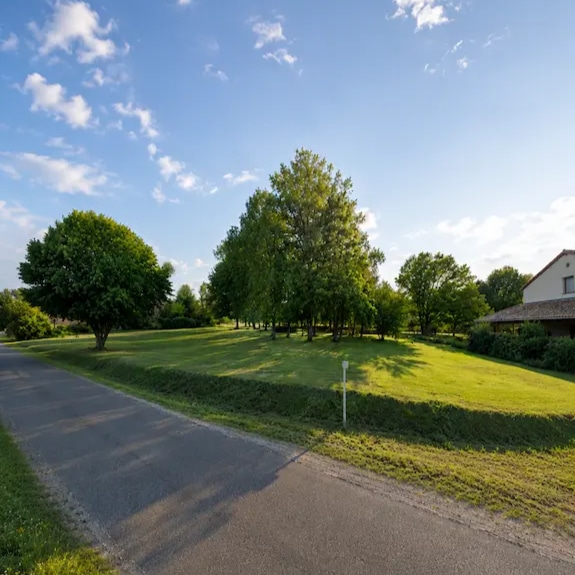 Terrain plat viabilisé et arboré de 1050 m2 à Odars