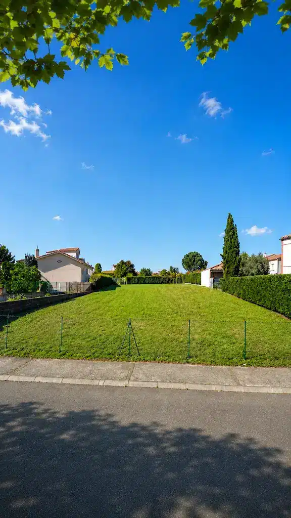 Vue du terrain constructible de 850 m² à Balma pour un projet de maison CELIA Création