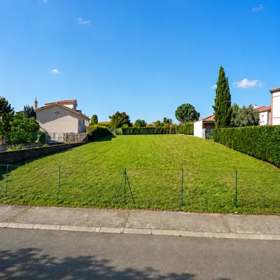 Vue du terrain constructible de 850 m² à Balma pour un projet de maison CELIA Création