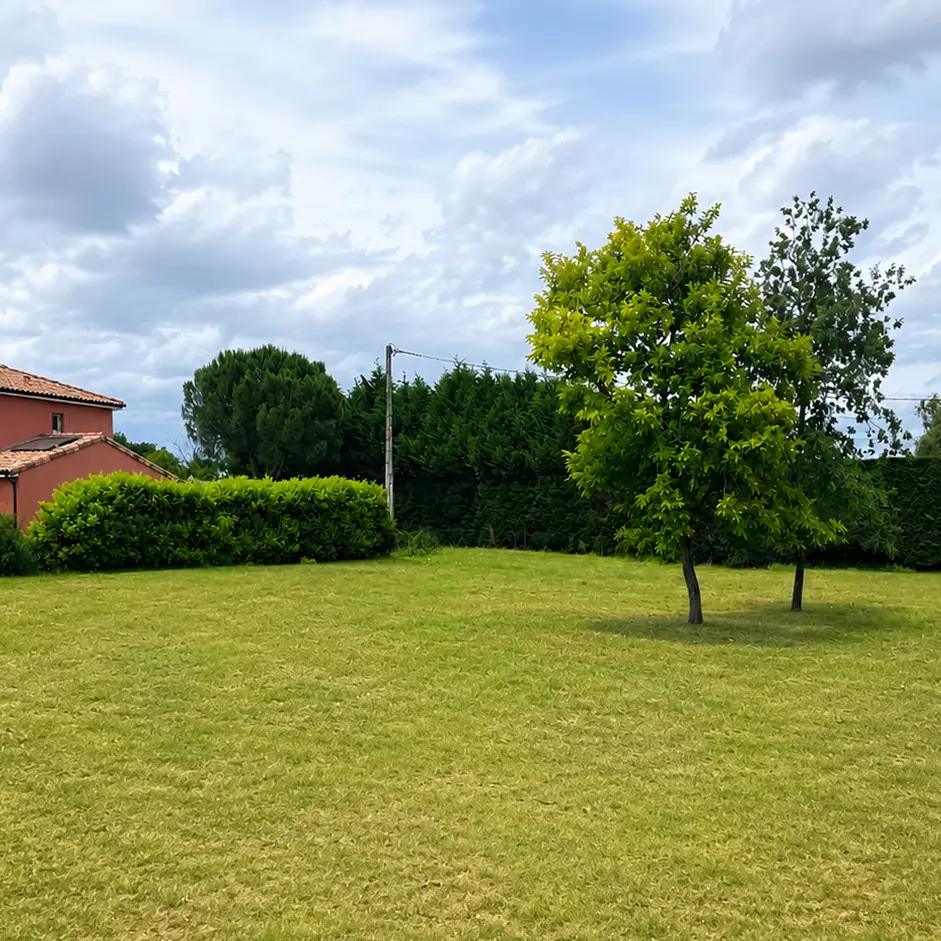 Terrain plat de 702 m² à Muret dans un environnement résidentiel